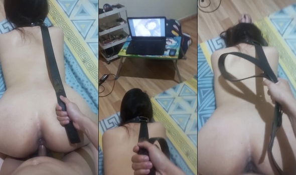 Vừa doggy kiểu nô lệ vừa bật phim sex cho em xem